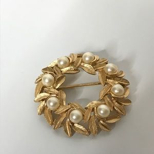 Vintage Avon Goldtone Faux Pearl Wreath Brooch